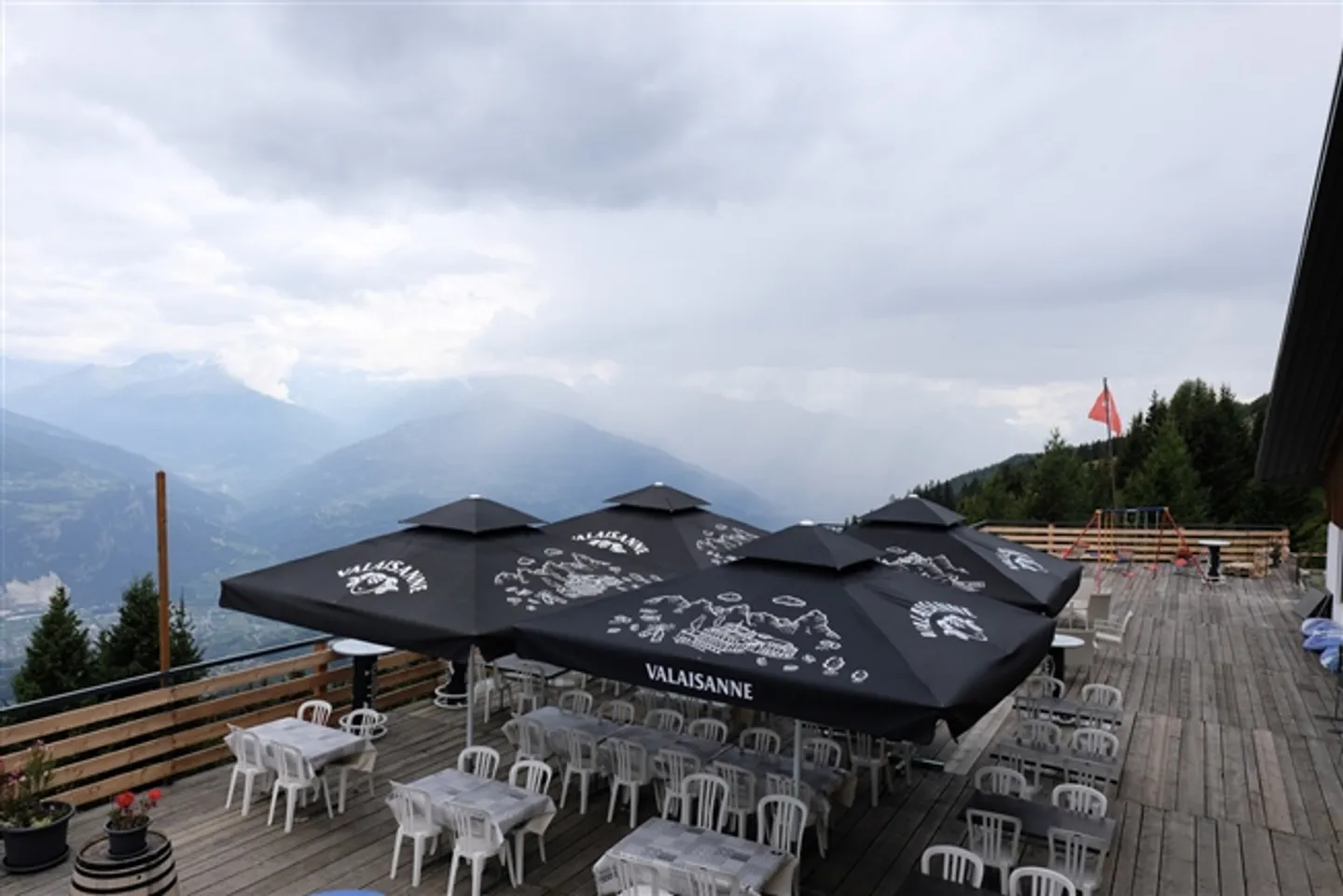 «Schönes Chalet an der Skipiste mit Restaurant und Schlafsälen» - Foto 10 von 11