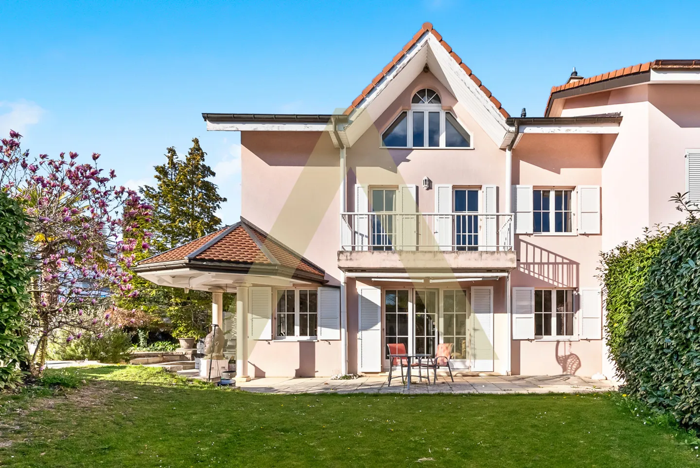 A villa with exceptional volumes, a stone's throw from the beach - Photo 2 of 15