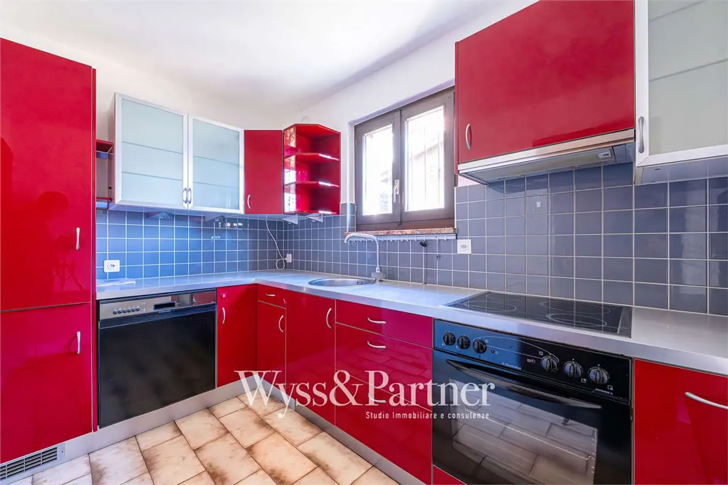 Agarone - Charmantes Haus auf drei Ebenen mit privatem Garten und Pool - Foto 3 von 13