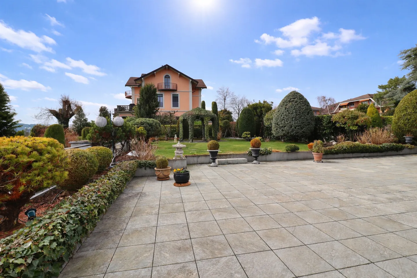 AUSGEZEICHNETE IMMOBILIE!! Großes Apartment in besetzter Leibrente ohne Miete. Seeblick und privater Hafen. - Foto 2 von 36