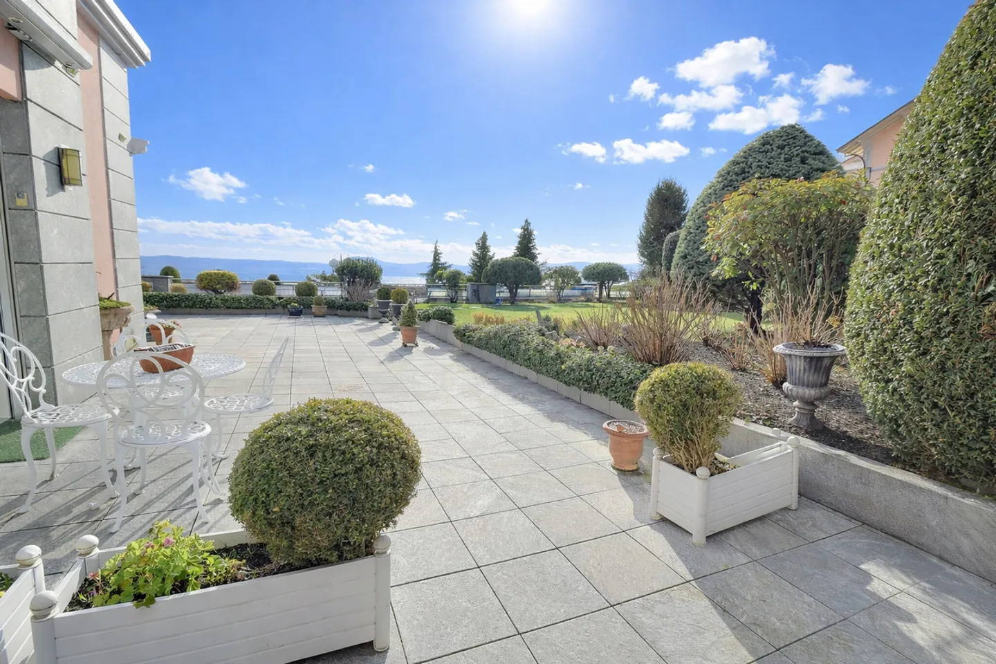 AUSGEZEICHNETE IMMOBILIE!! Großes Apartment in besetzter Leibrente ohne Miete. Seeblick und privater Hafen. - Foto 1 von 36