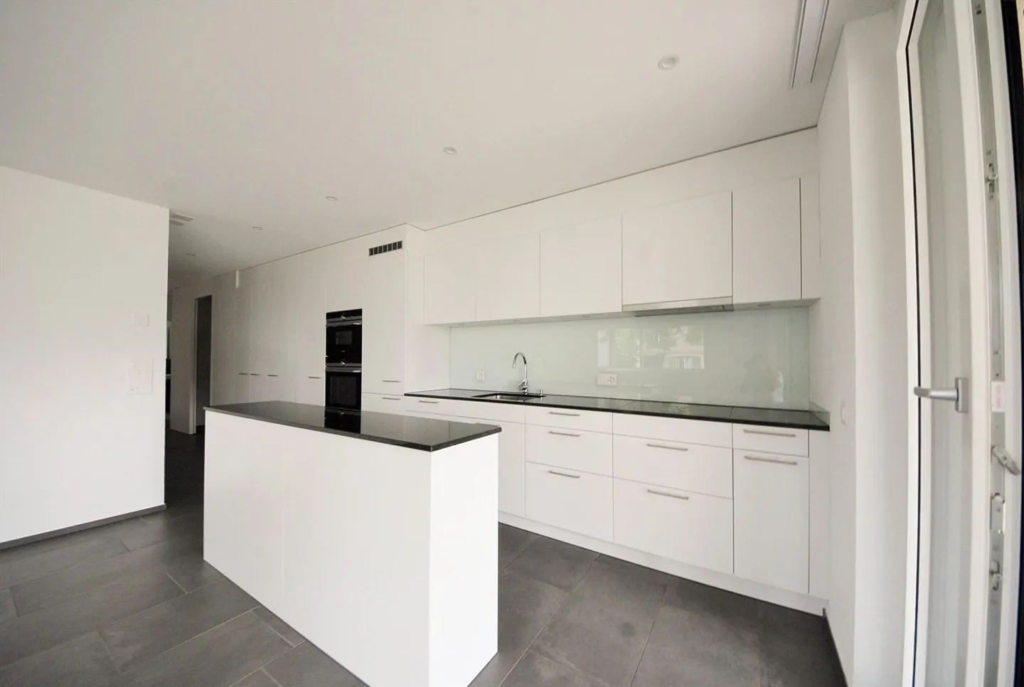 Appartamento moderno con grande terrazza - Foto 4 di 12