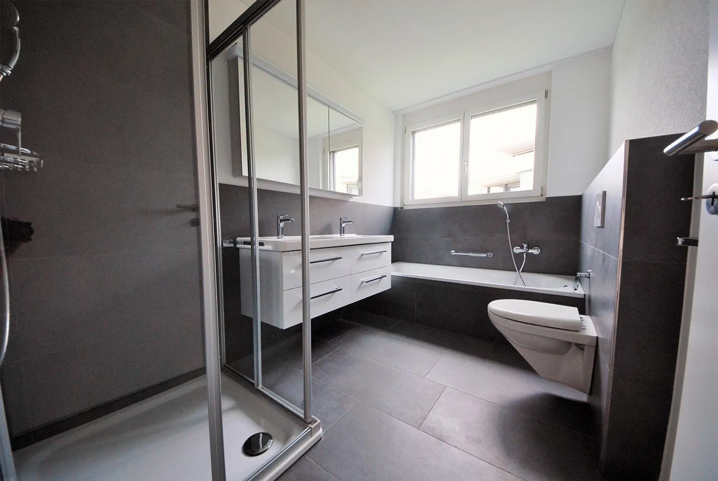 Appartamento moderno con grande terrazza - Foto 5 di 12