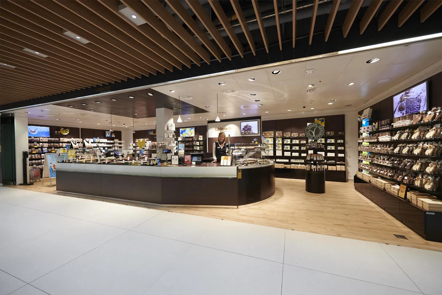 High-Frequency Corner Retail Space 82 m² Highway Rest Area Würenlos - Photo 1 of 7