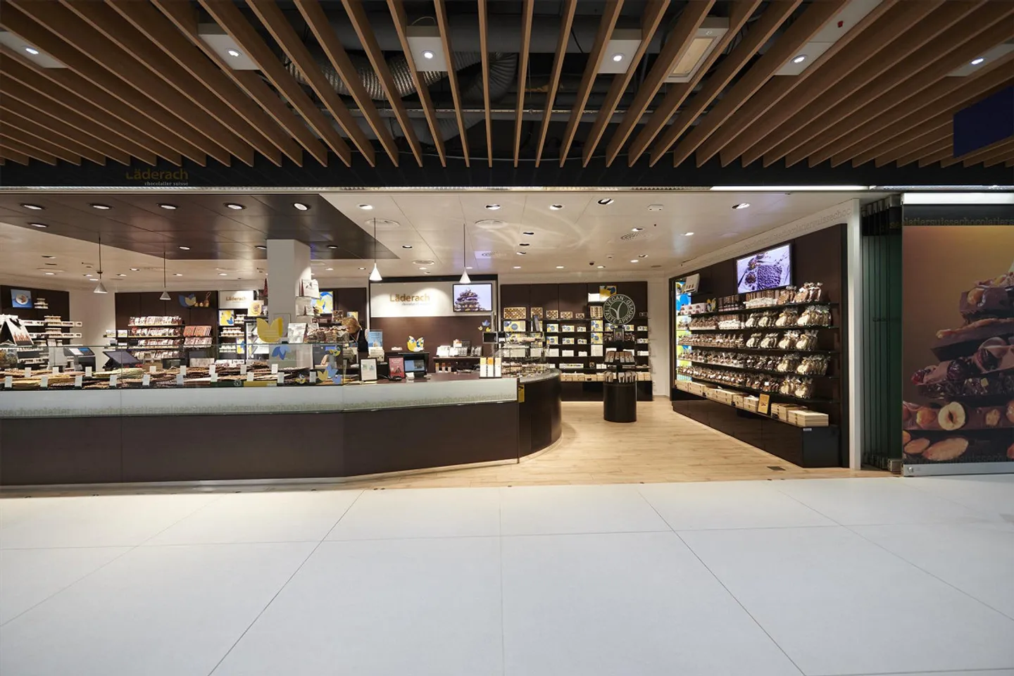 High-Frequency Corner Retail Space 82 m² Highway Rest Area Würenlos - Photo 2 of 7