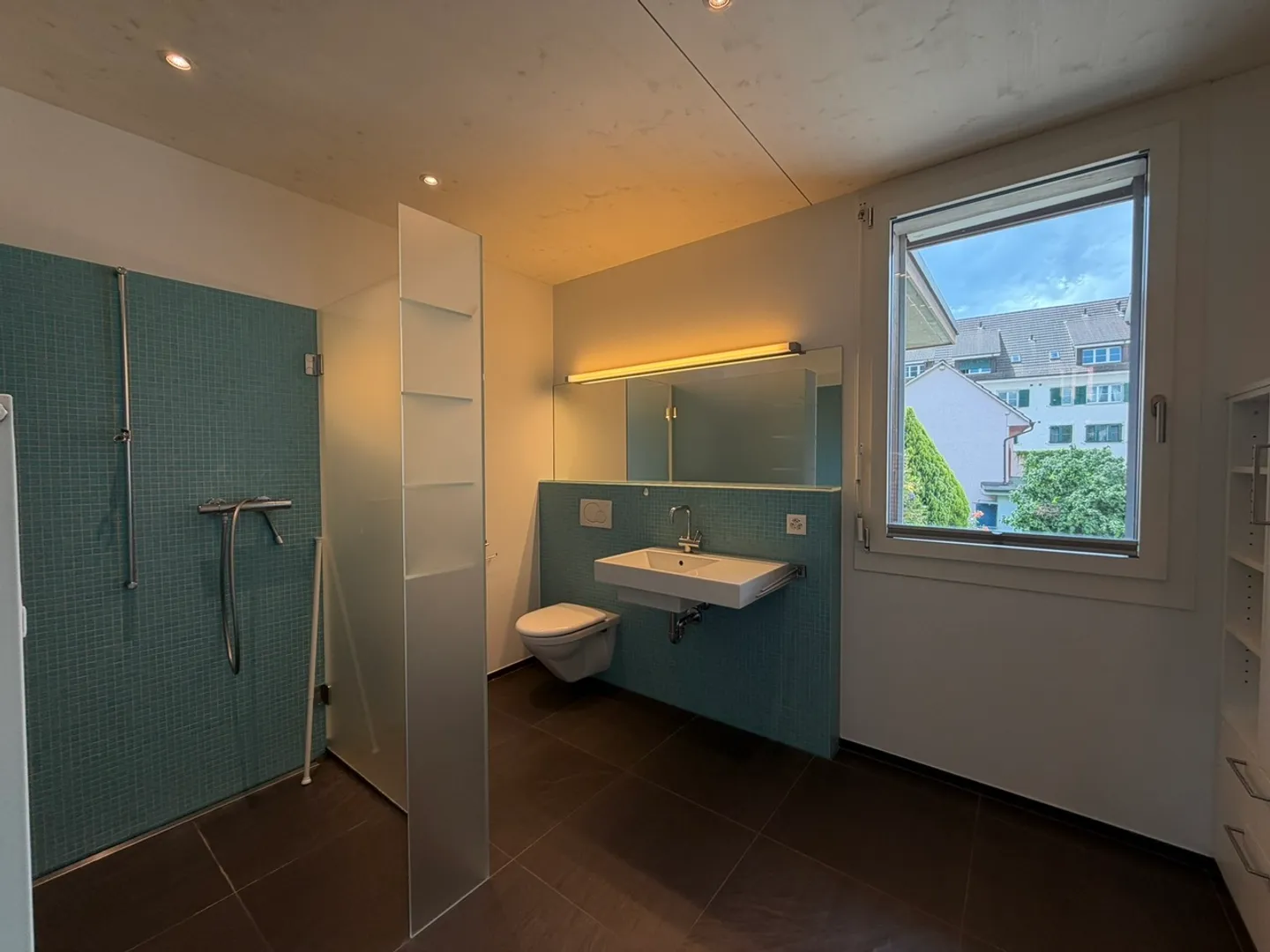 Arrive and feel at home: Charming single-family house with garden - Photo 11 of 17