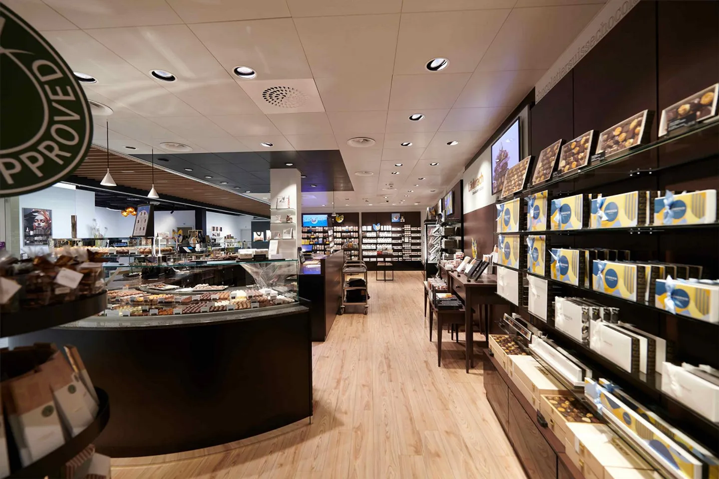 High-Frequency Corner Retail Space 82 m² Highway Rest Area Würenlos - Photo 4 of 7