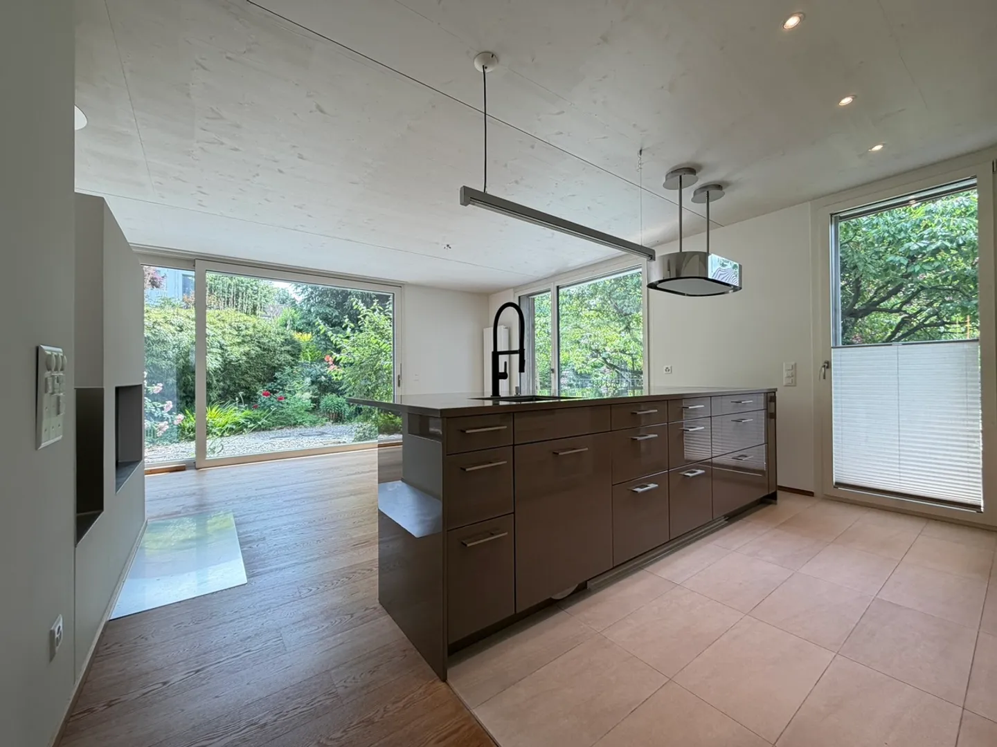 Arrive and feel at home: Charming single-family house with garden - Photo 2 of 17