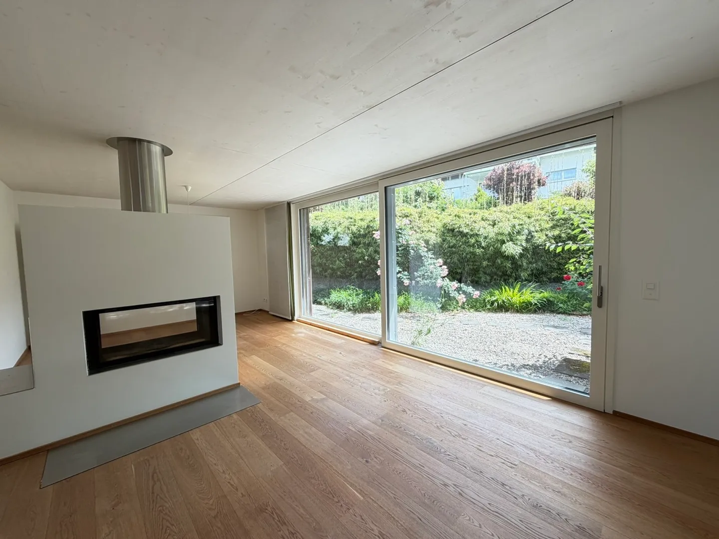 Arrive and feel at home: Charming single-family house with garden - Photo 3 of 17