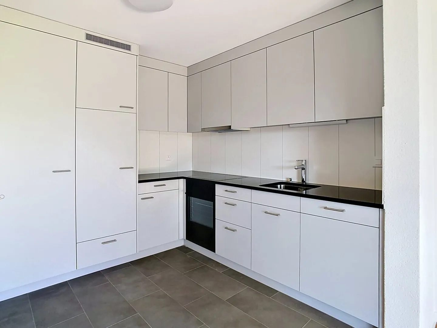 3,5 Zimmer renovierte Wohnung mit Balkon, ruhig und nahe dem Zentrum von Fribourg - Foto 1 von 7