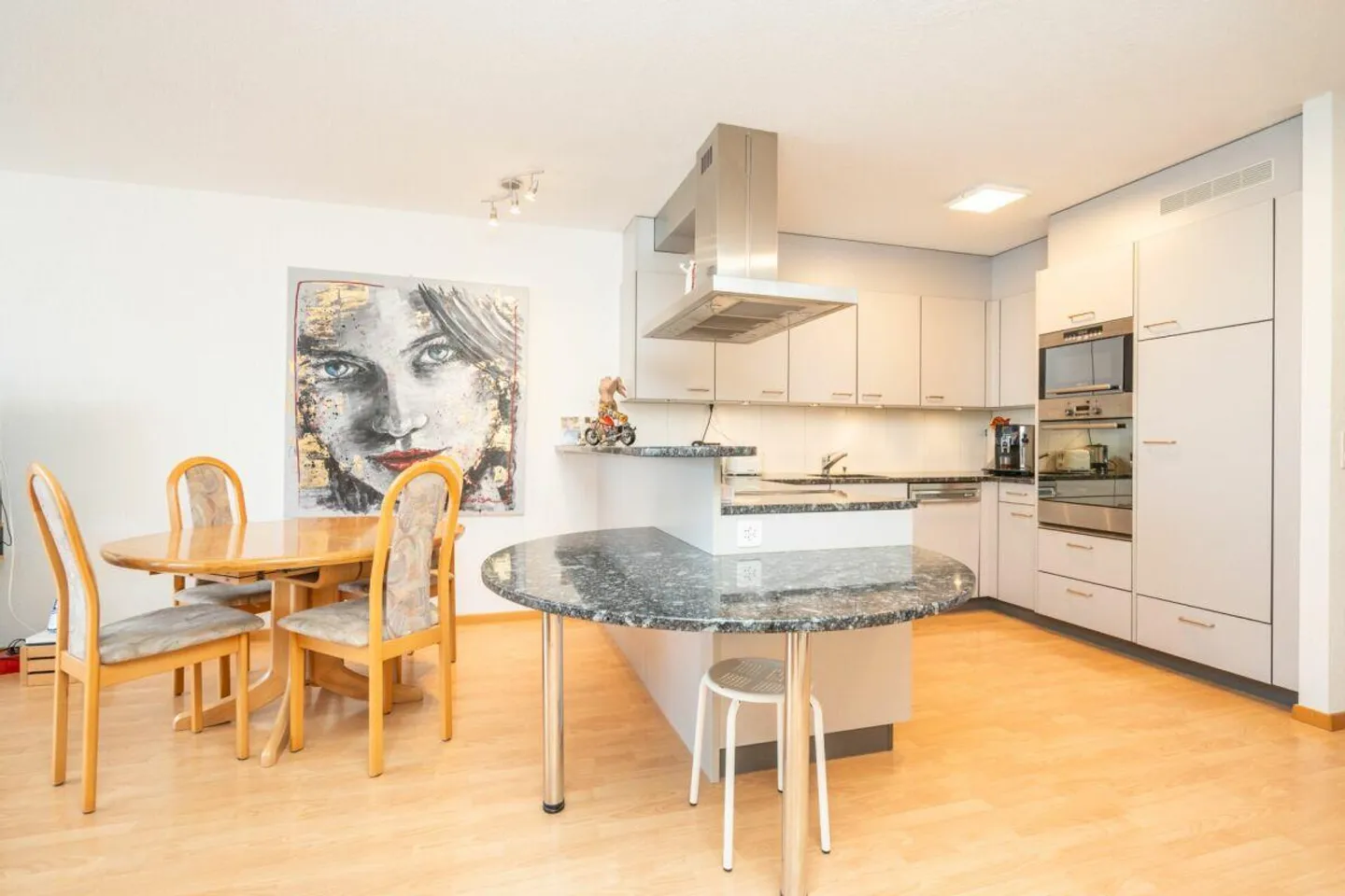 3.5-ROOM APARTMENT WITH TWO PARKING SPACES - Photo 3 of 12