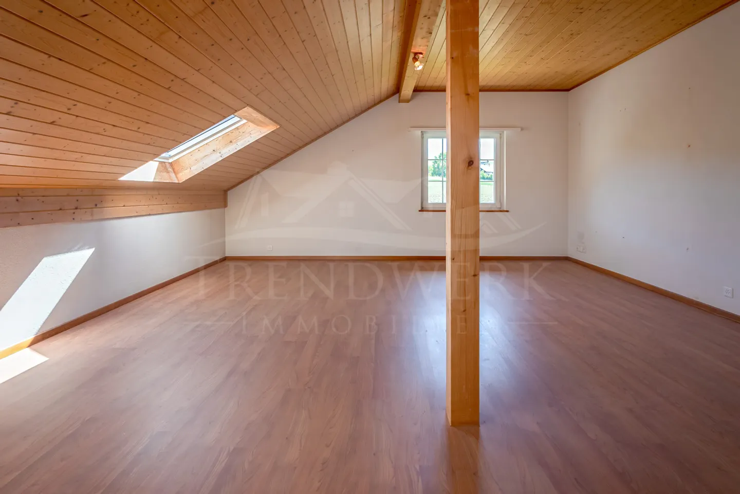 Casa bifamiliare di 4,5 stanze con molto spazio e giardino a Niedermuhlern - Foto 8 di 11