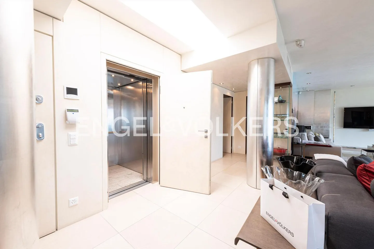 Design Penthouse with panoramic lake view - Photo 4 of 13