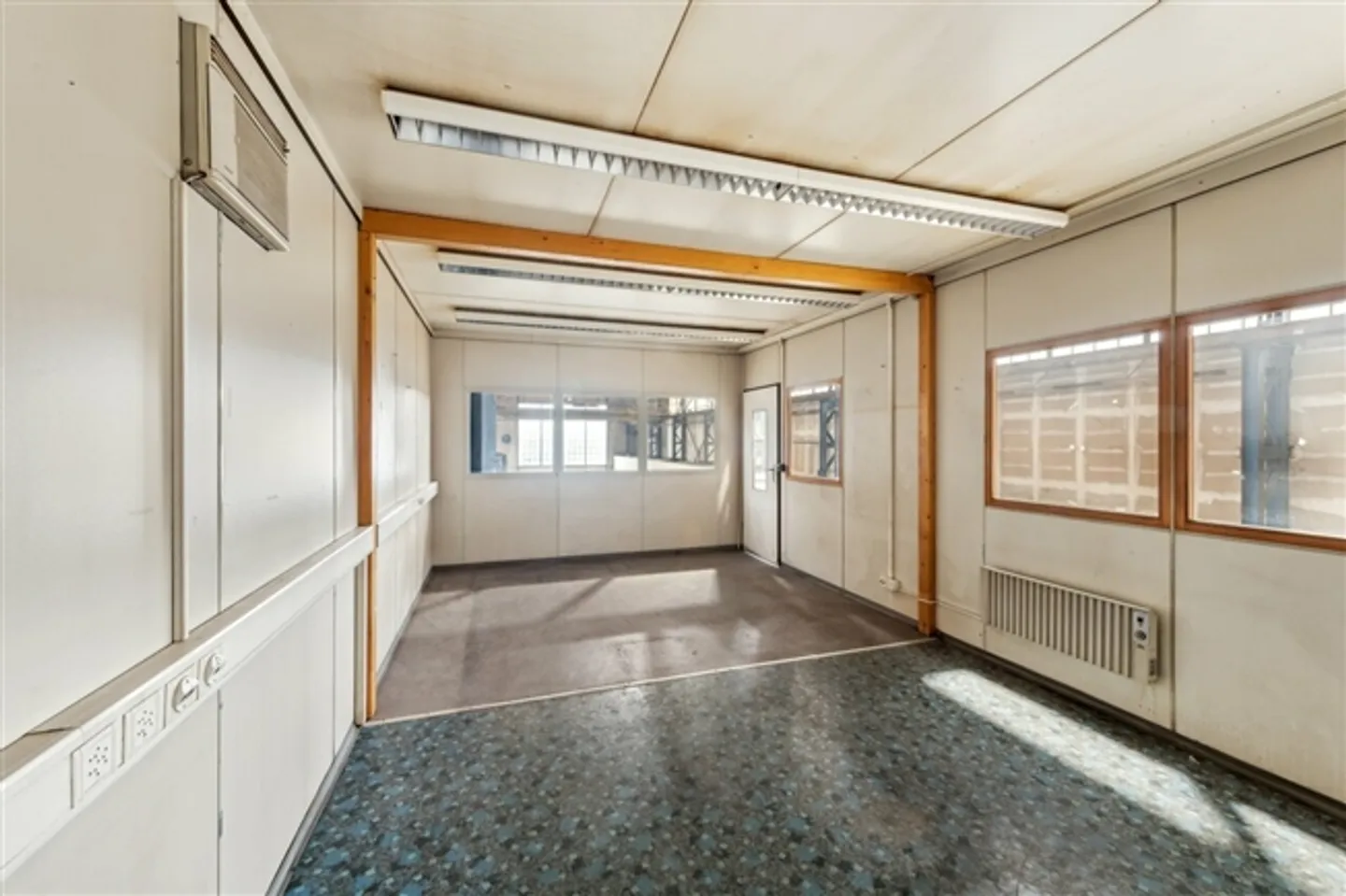 Hall industriel spacieux avec des options d'utilisation polyvalentes - Photo 5 sur 9