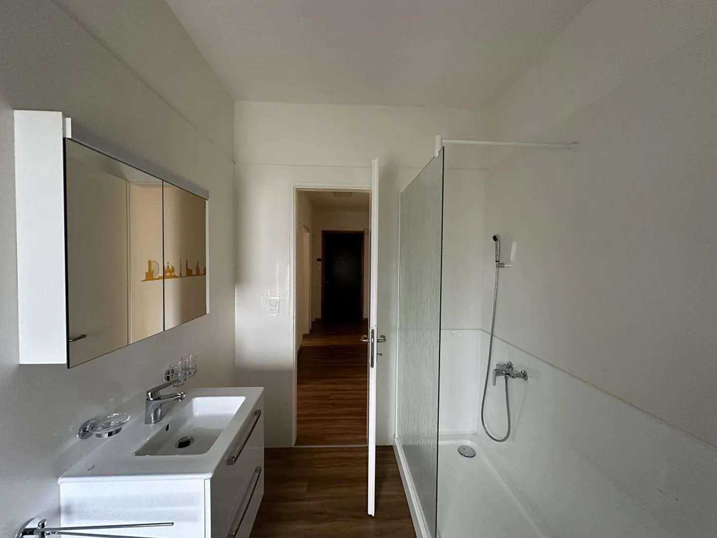 Affitta un ufficio luminoso e ristrutturato in una posizione centrale - Foto 3 di 6