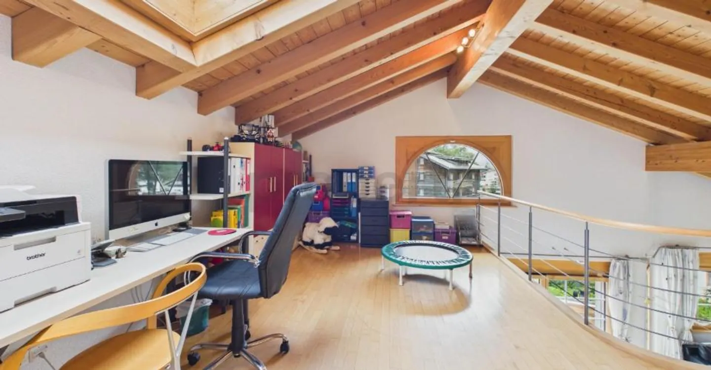 Double garage plus 3 outdoor parking spaces, cozy fireplace and fantastic mountain panorama - Photo 10 of 13
