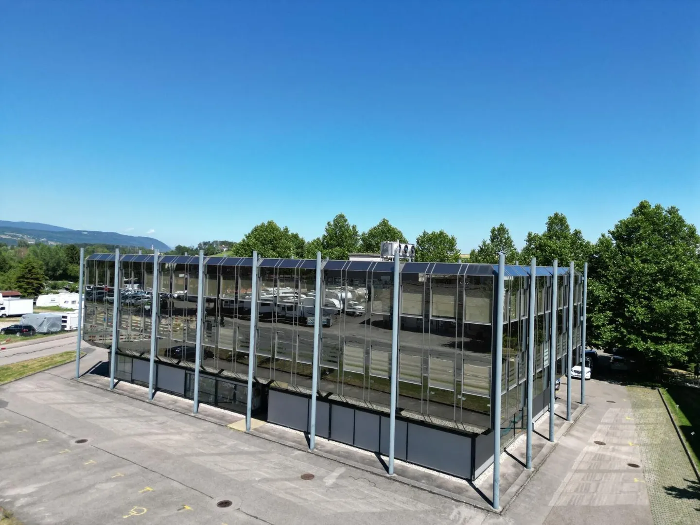 St-Blaise, single-storey commercial space of 207 m2, parking spaces - Photo 2 of 3