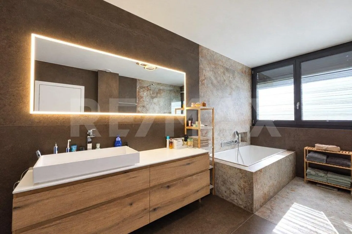 Modern villa with exclusive amenities and panoramic views over the Rhône... - Photo 7 of 13