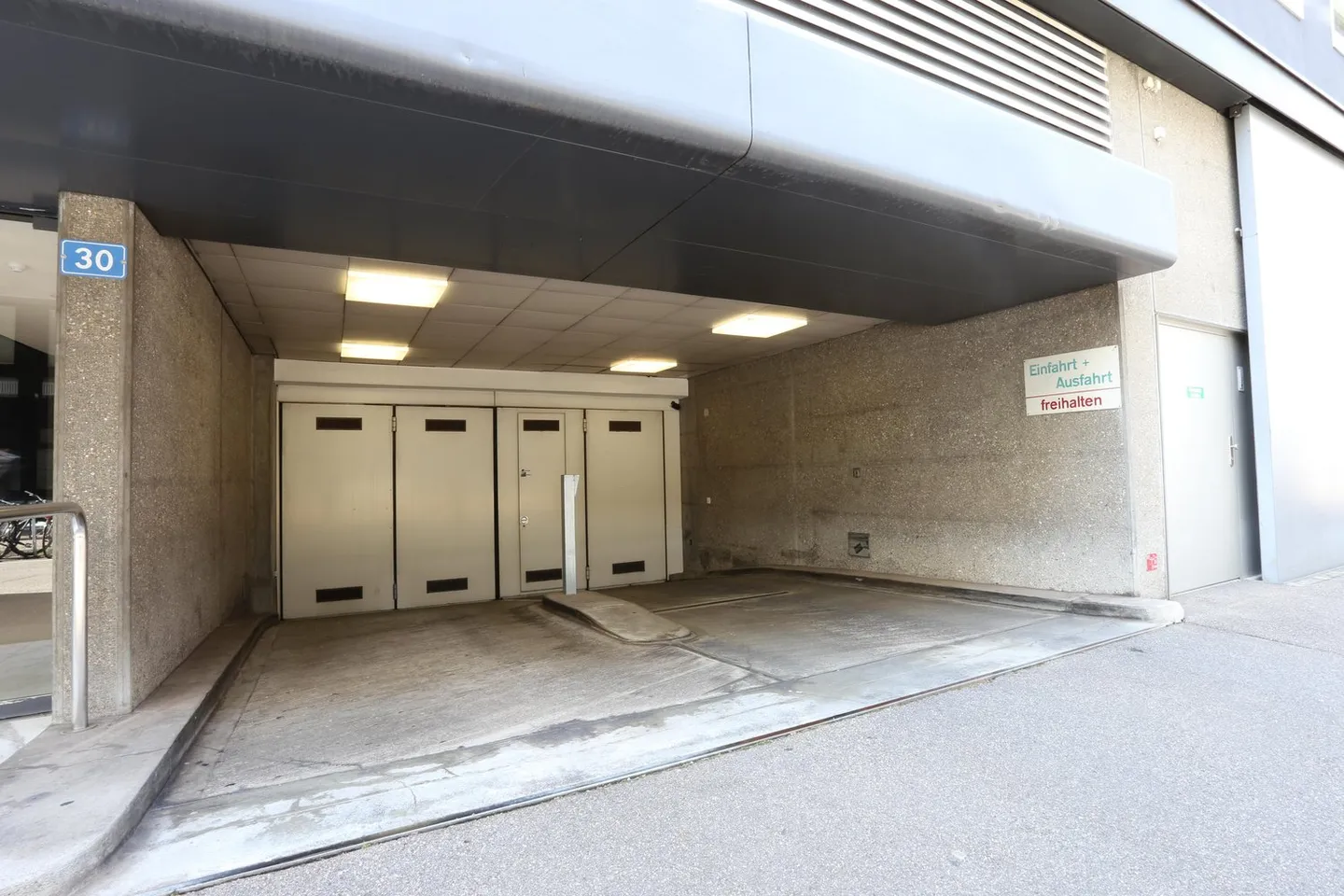 Parking space between Aeschenplatz and Bankenplatz - Photo 1 of 2