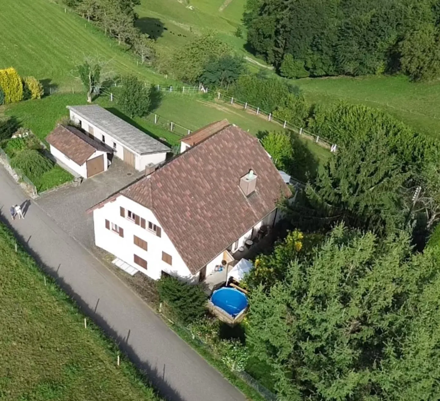 Edificio residenziale con appartamento separato e annessi - Foto 1 di 10