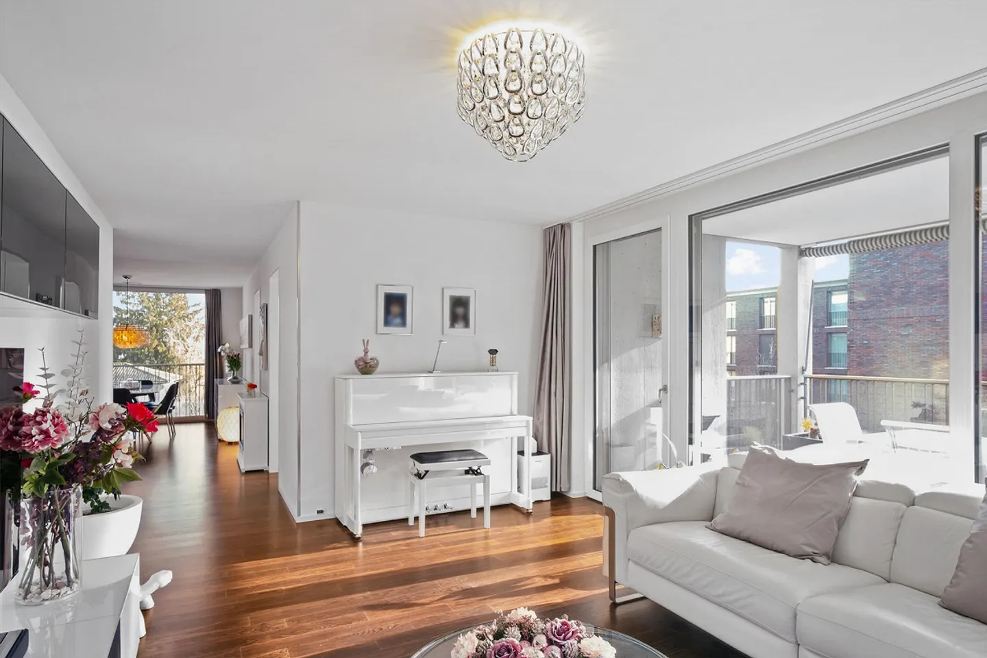 Stylish living in an urban location - Photo 2 of 4