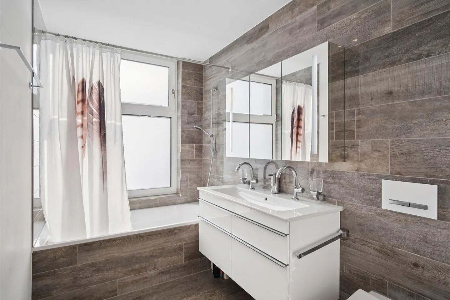 Stylish living in an urban location - Photo 3 of 4