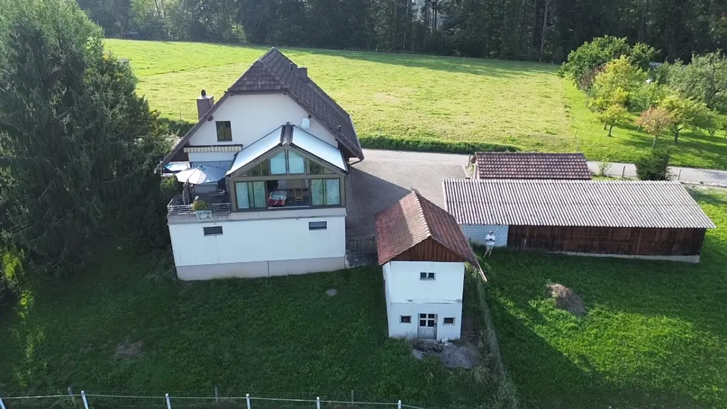 Edificio residenziale con appartamento separato e annessi - Foto 2 di 10