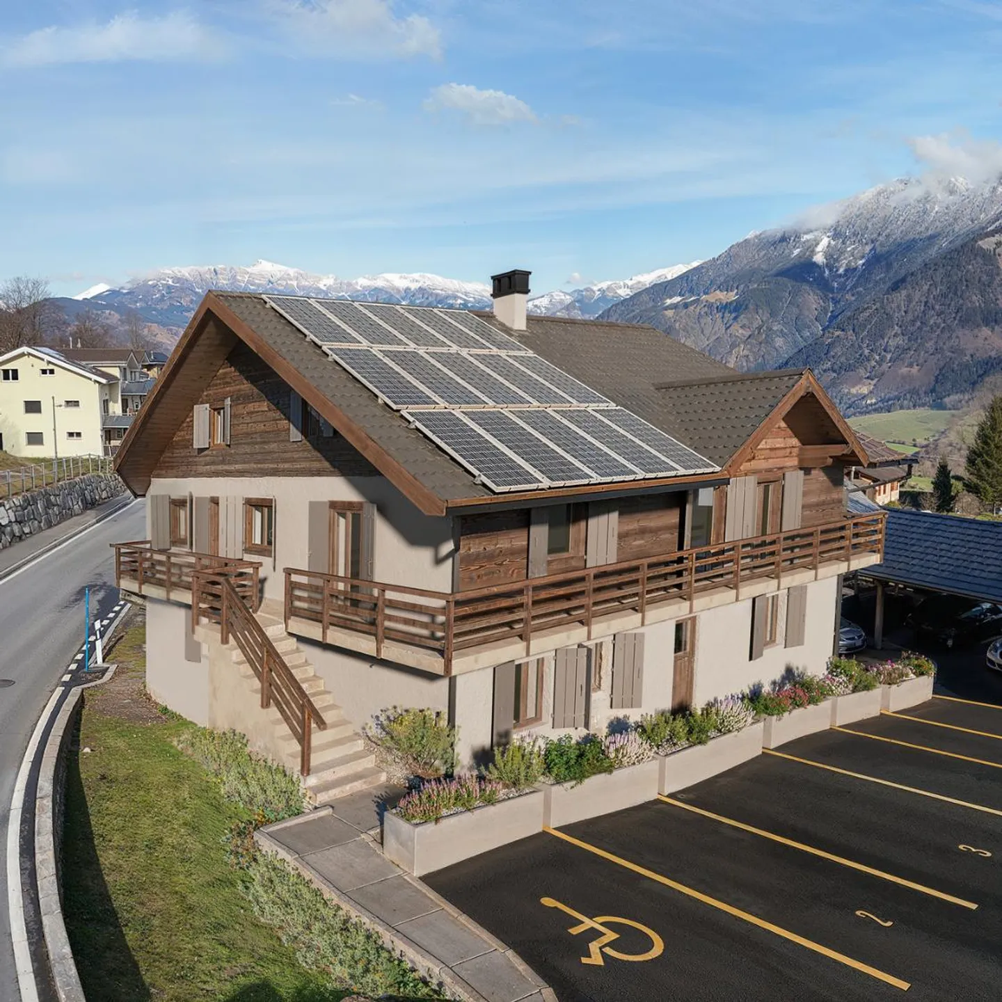 Beautiful chalet-barn to renovate into 2 spacious apartments - Photo 1 of 13