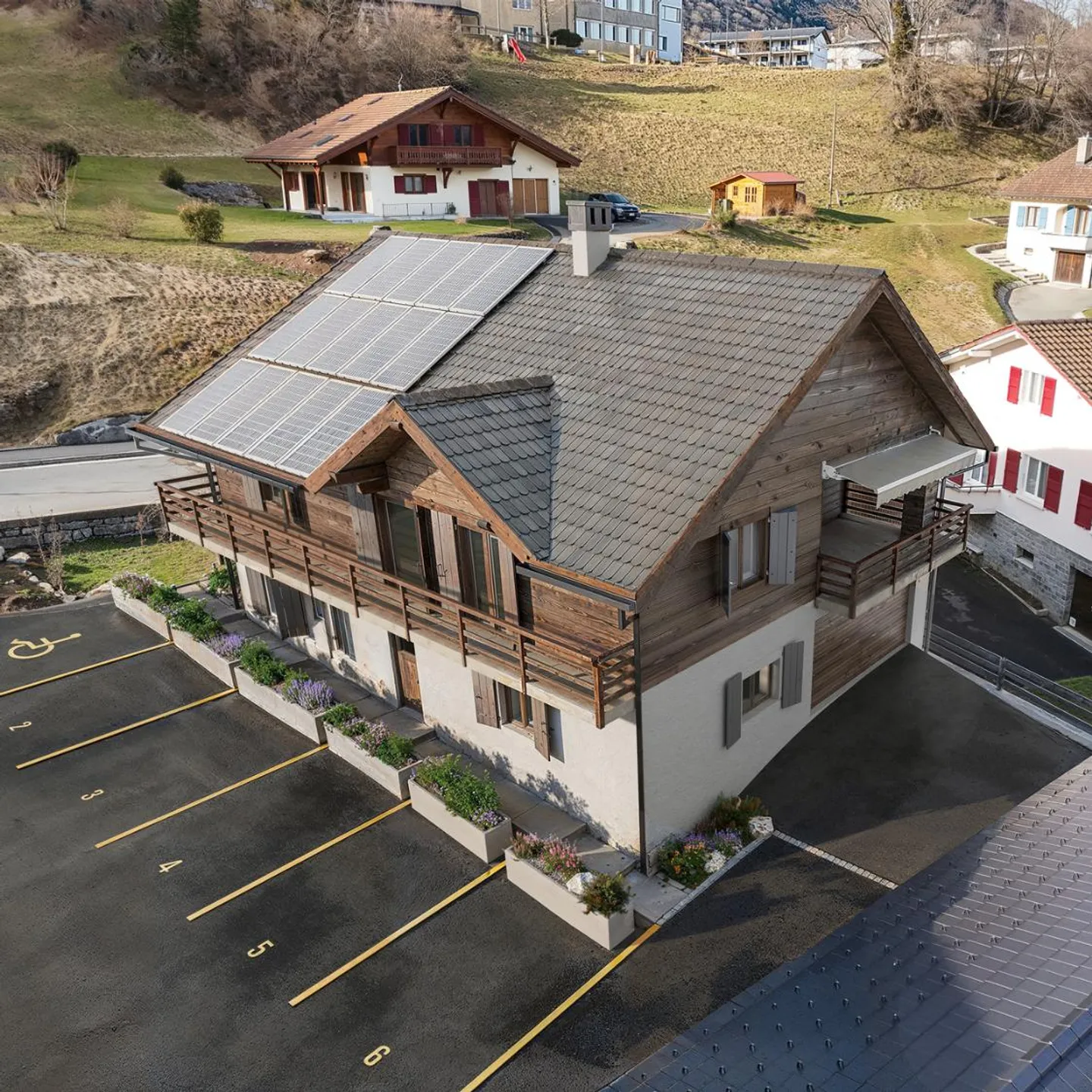 Beautiful chalet-barn to renovate into 2 spacious apartments - Photo 3 of 13