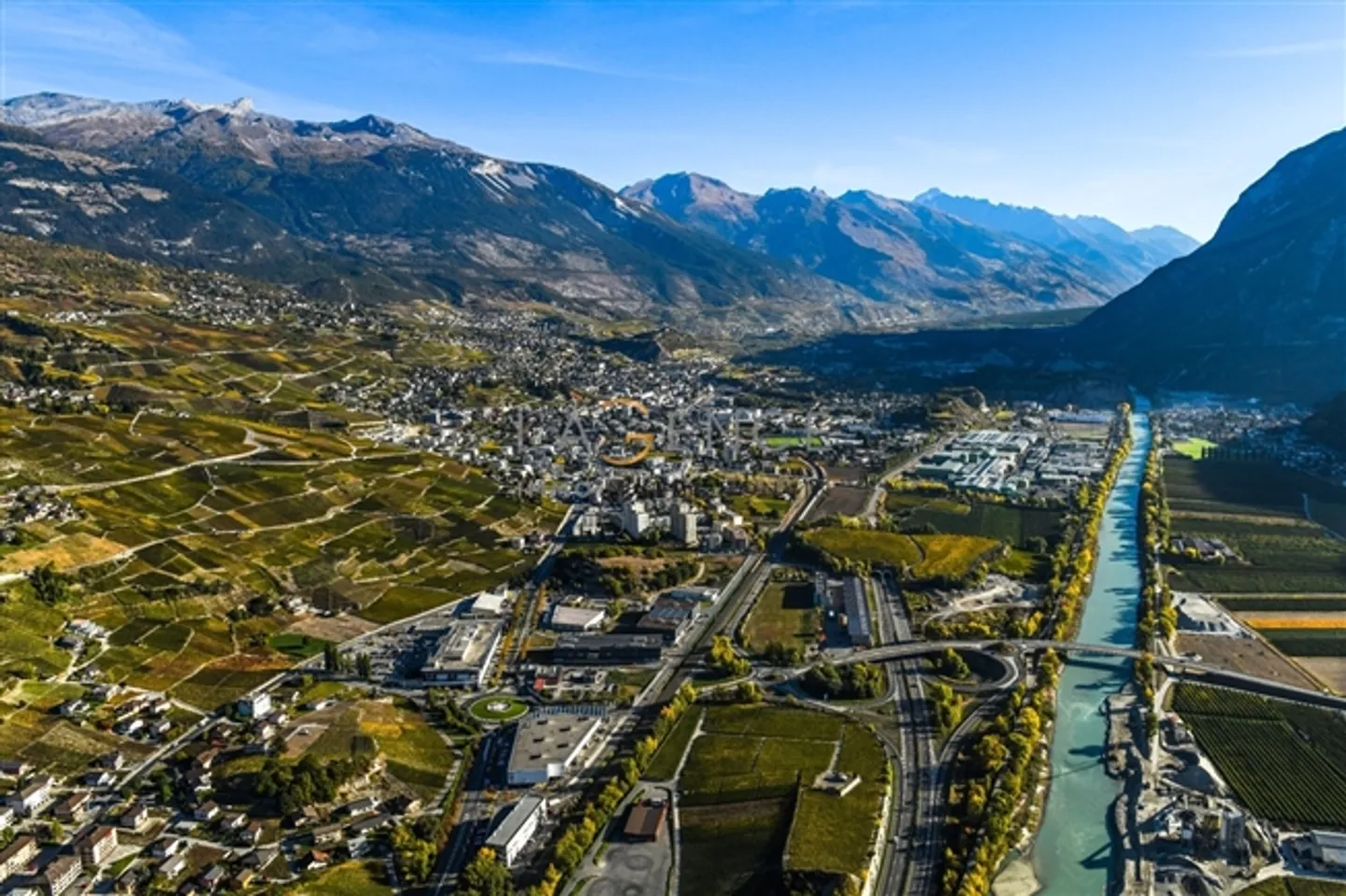 Da ristrutturare/Centro città/Appartamento 4,5 stanze + locali commerciali - Foto 1 di 1