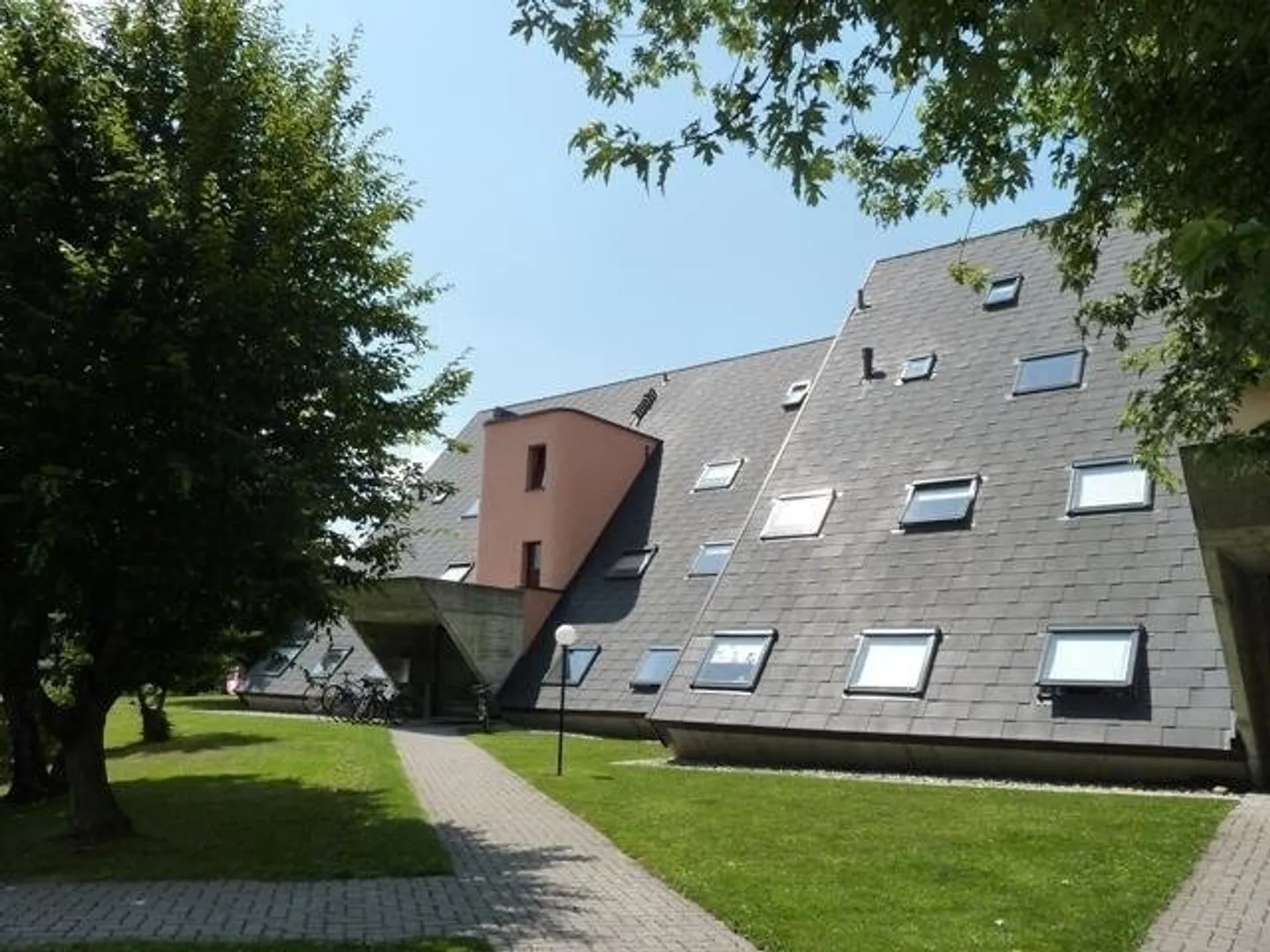 Moderne Wohnung mit speziellem Flair und Sitzplatz - Photo 1 of 9