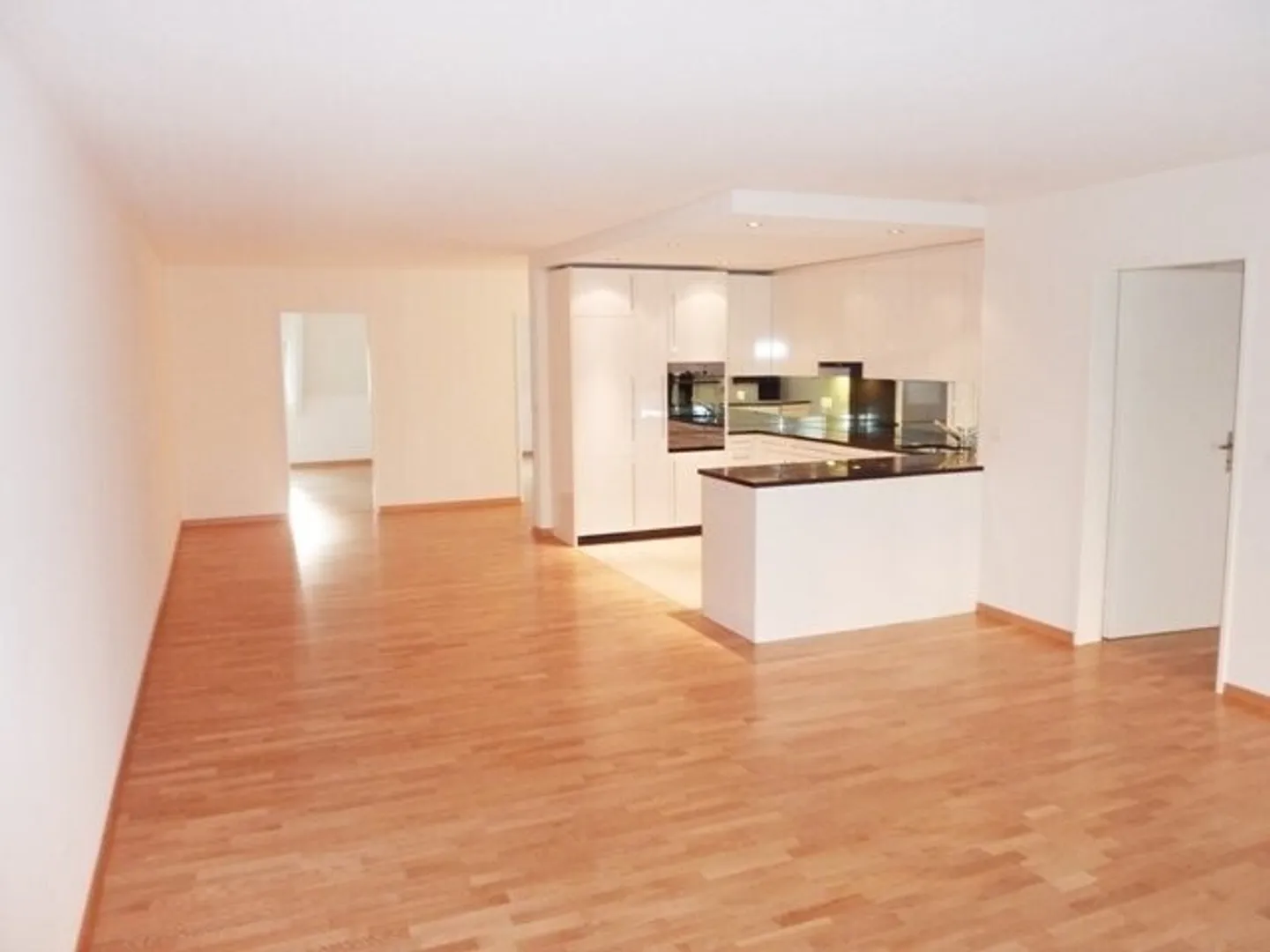 Moderne Wohnung mit speziellem Flair und Sitzplatz - Photo 2 of 9