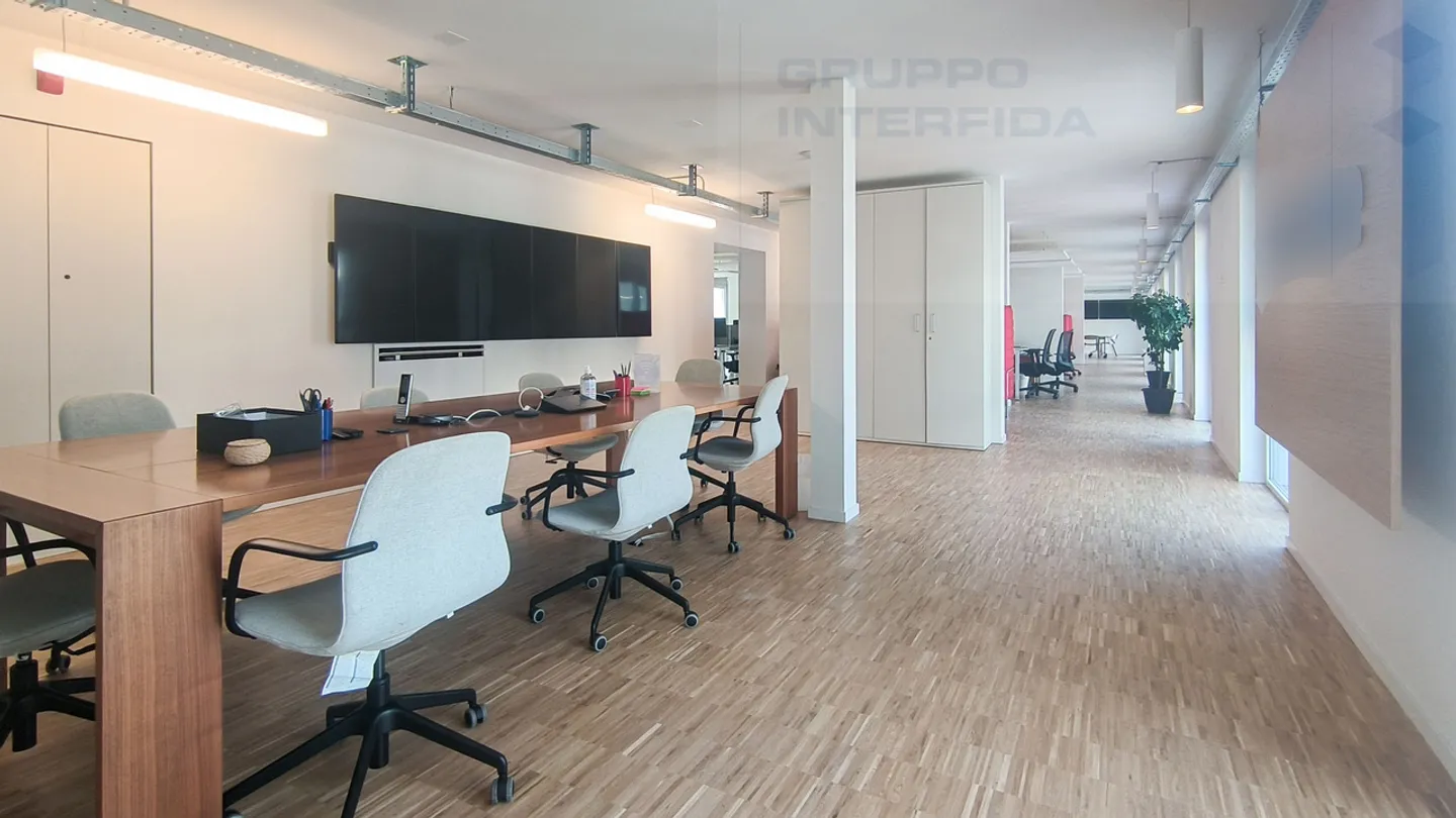 MODERNO UFFICIO OPEN SPACE COMPLETAMENTE ARREDATO - Foto 1 di 9