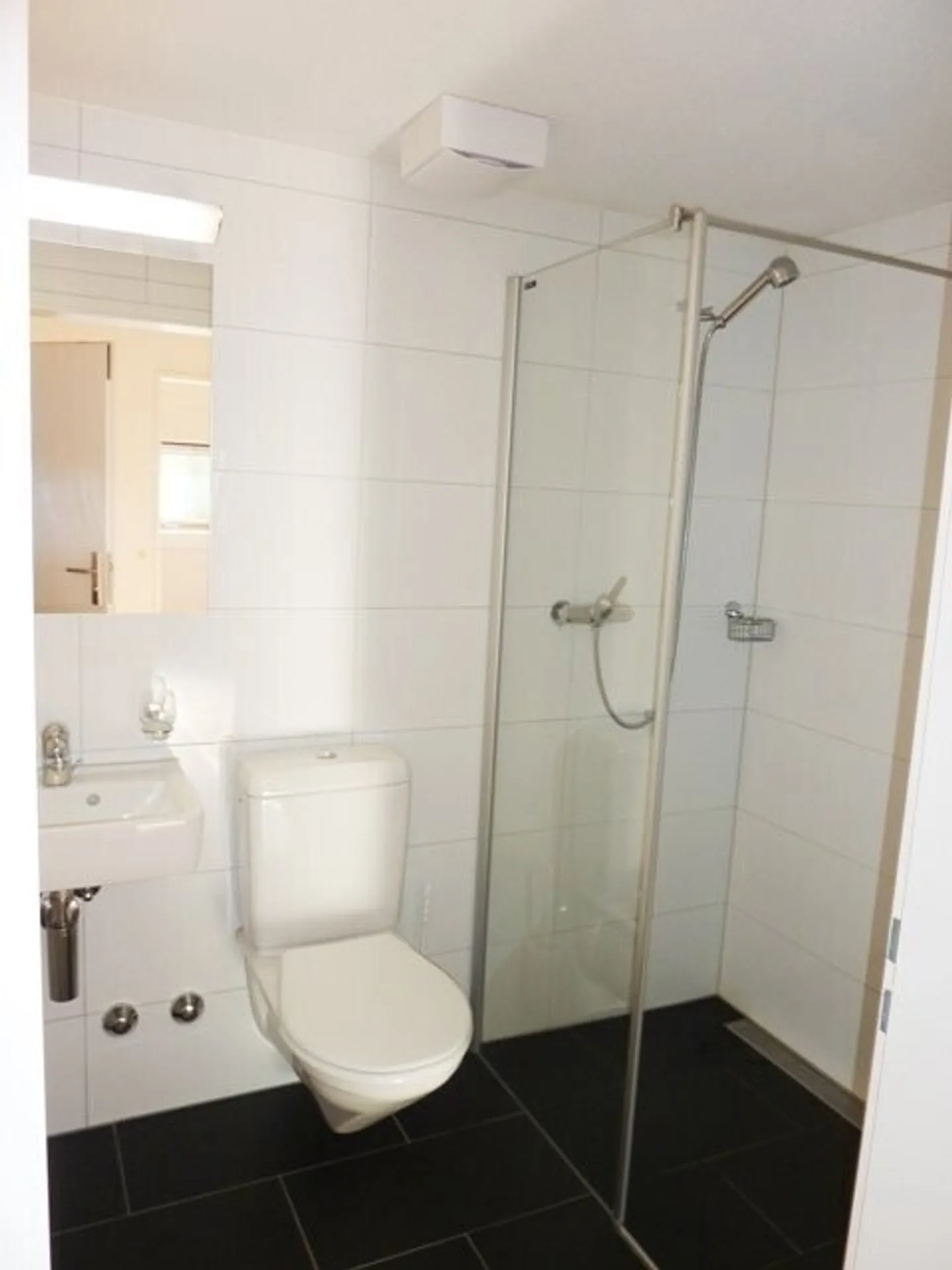 Moderne Wohnung mit speziellem Flair und Sitzplatz - Photo 7 of 9