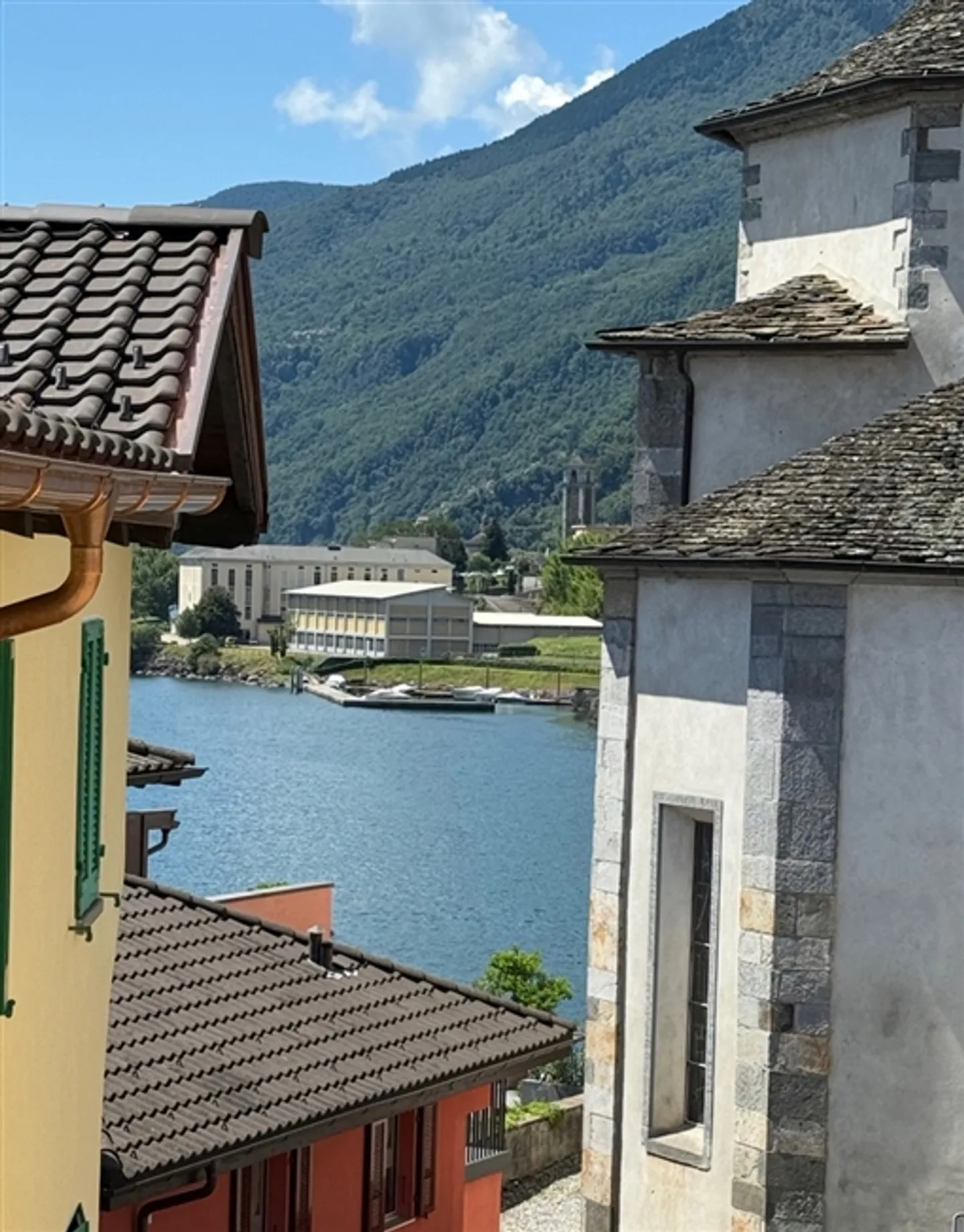 Appartamento 2,5 locali al secondo piano con vista parziale sul lago - Foto 3 di 13