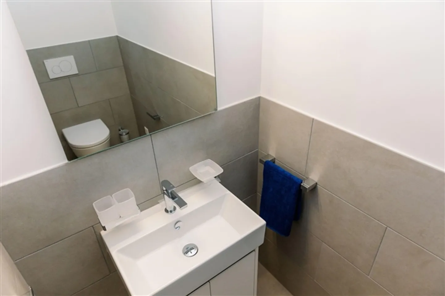 Appartamento 2,5 locali al secondo piano con vista parziale sul lago - Foto 9 di 13