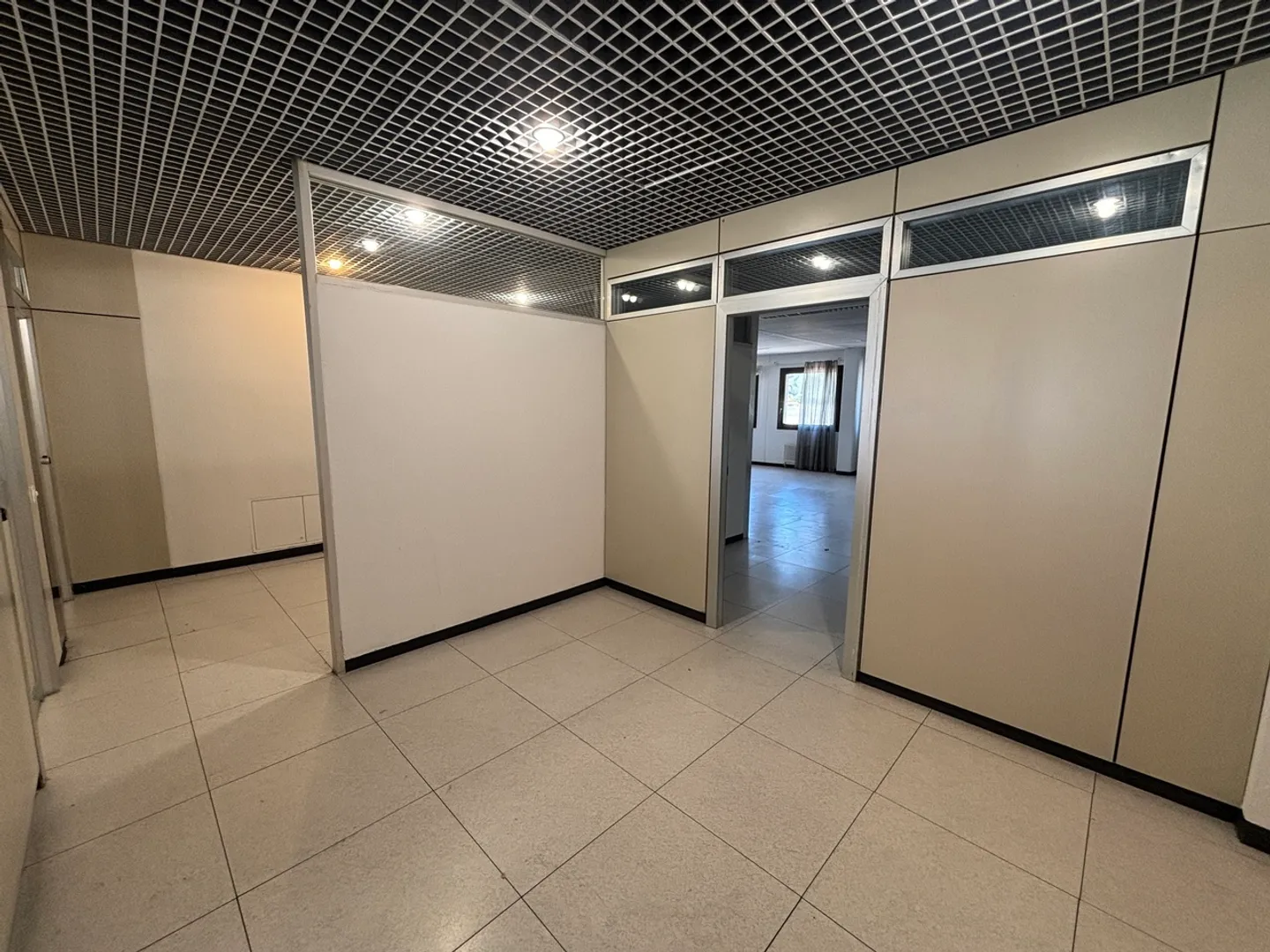 À LOUER À CADENAZZO ESPACE COMMERCIAL D'ENV. 78 m² - Photo 4 sur 6