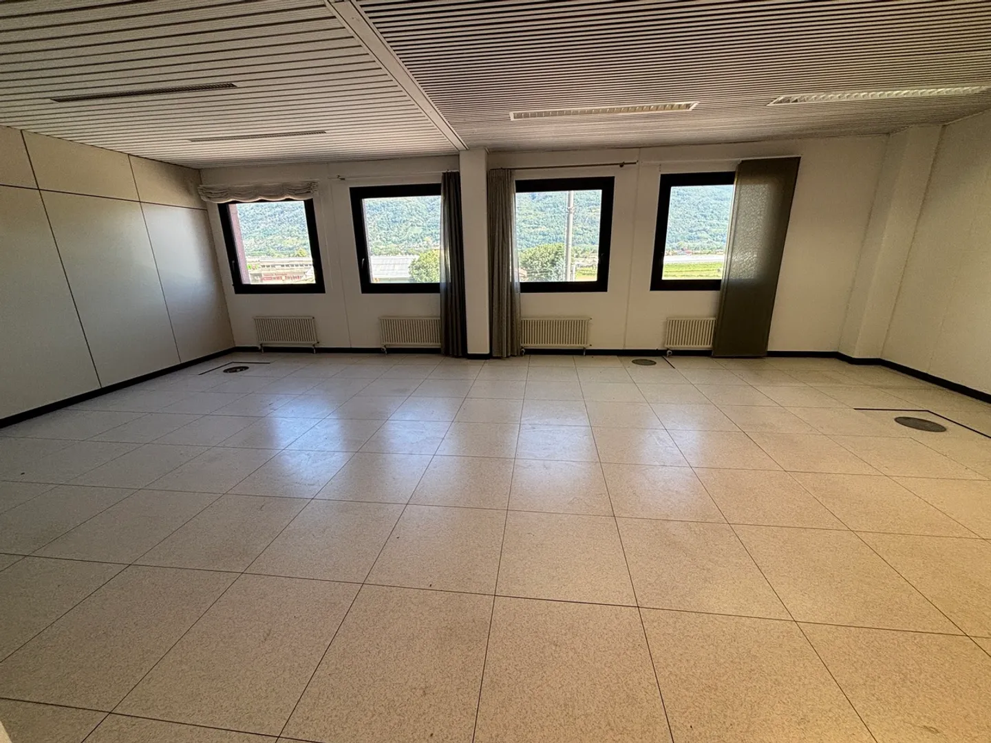 À LOUER À CADENAZZO ESPACE COMMERCIAL D'ENV. 78 m² - Photo 5 sur 6
