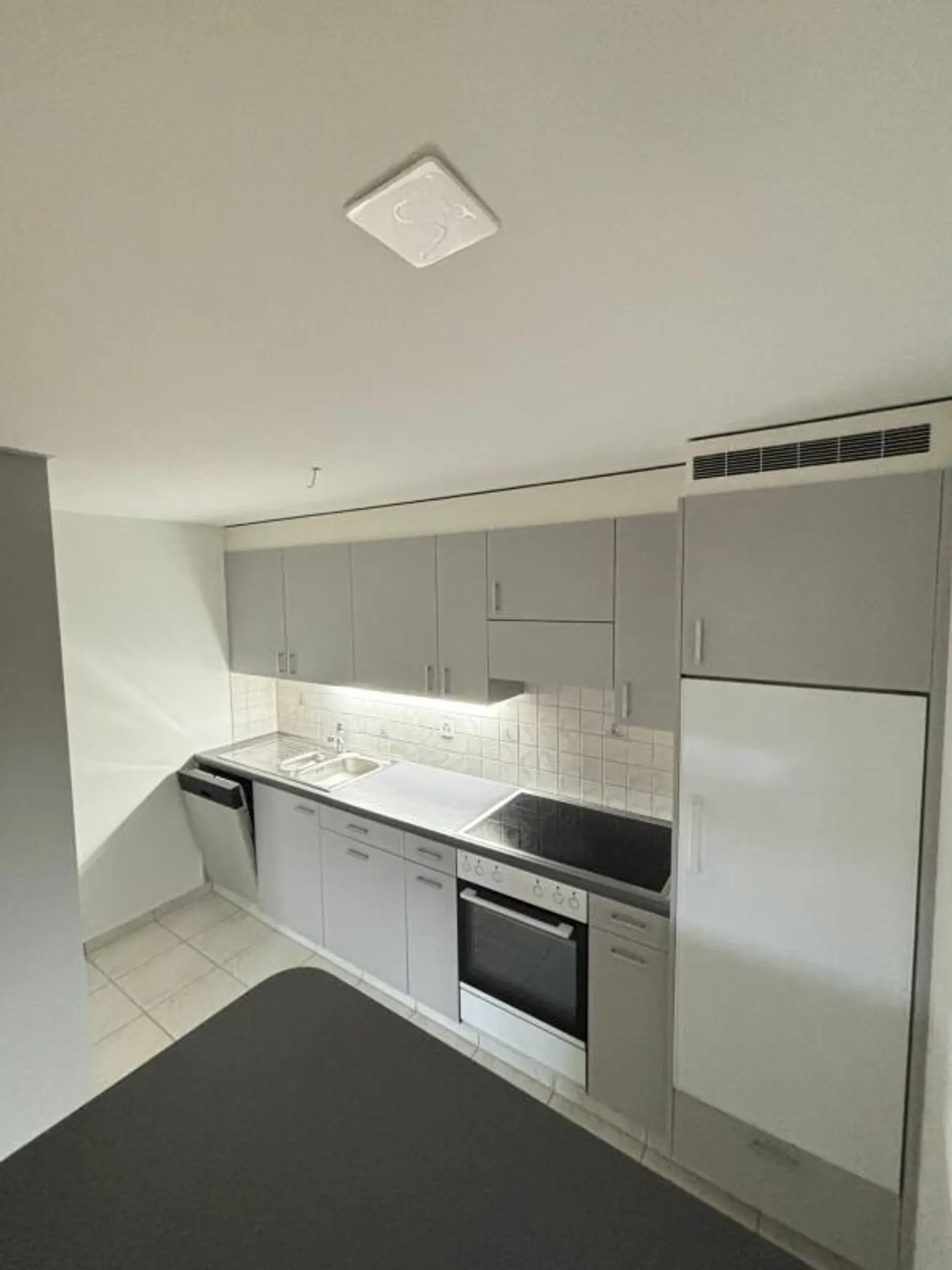 Helle Dachwohnung an zentraler Lage, Nähe Bhf. Ettingen - Foto 2 von 7