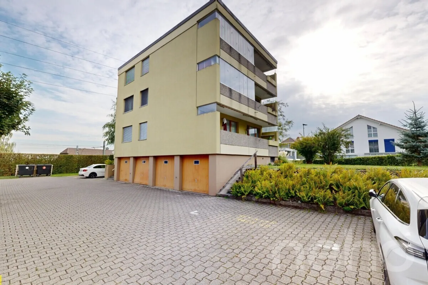 Sunny 3.5-room apartment with balcony and two parking spaces - Photo 2 of 13