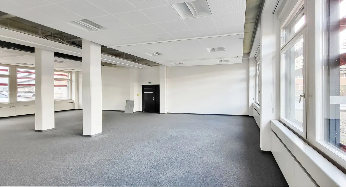 Espace au rez-de-chaussée lumineux avec livraison de plain-pied (jusqu'au 31.03.2027) - Photo 1 sur 7
