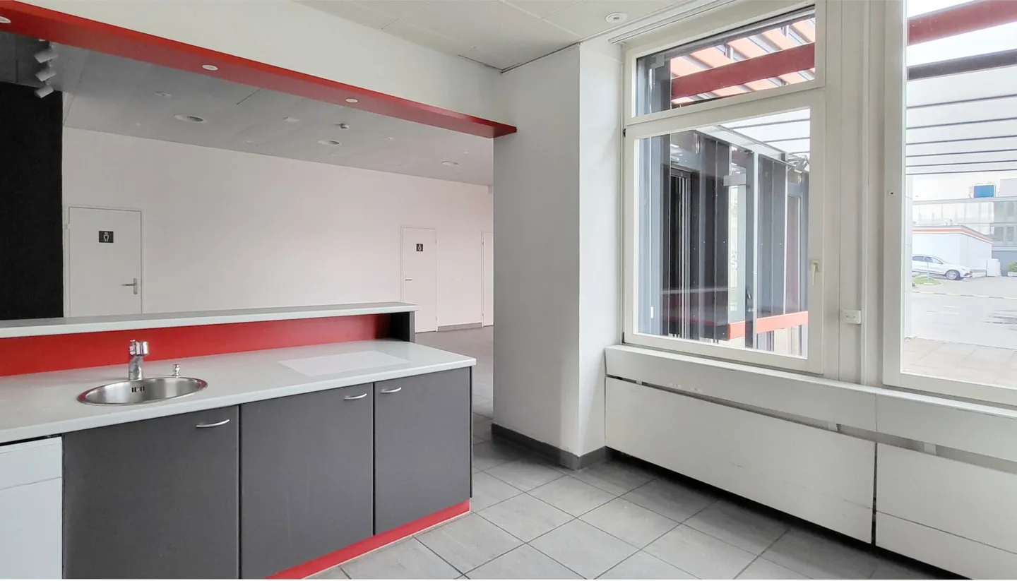 Espace au rez-de-chaussée lumineux avec livraison de plain-pied (jusqu'au 31.03.2027) - Photo 4 sur 7