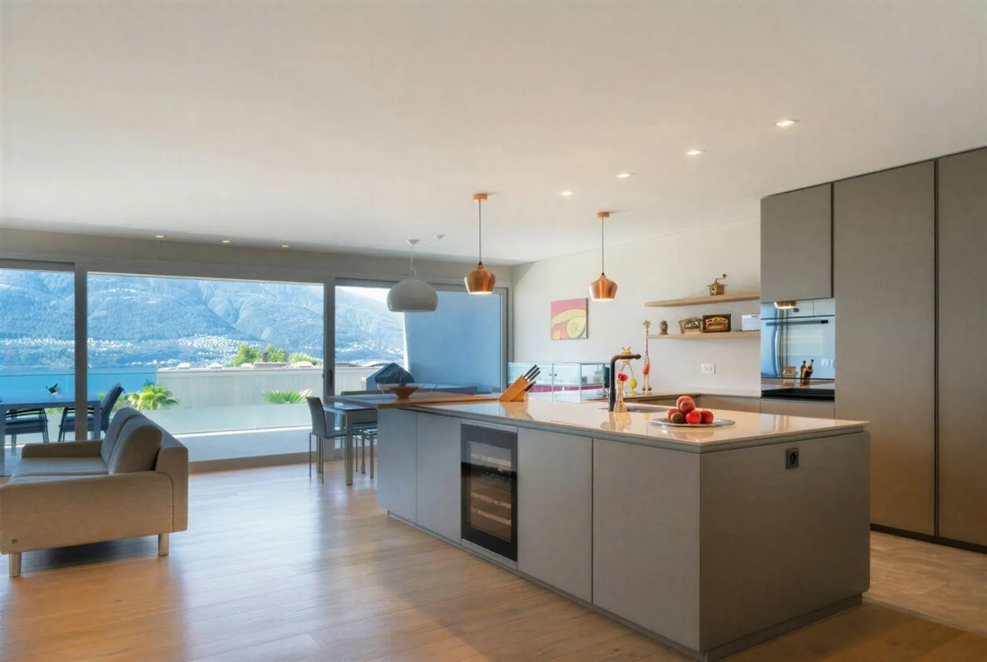 Generoso 3.5 rooms with lake view, 2 large terraces and outdoor pool - Photo 1 of 19