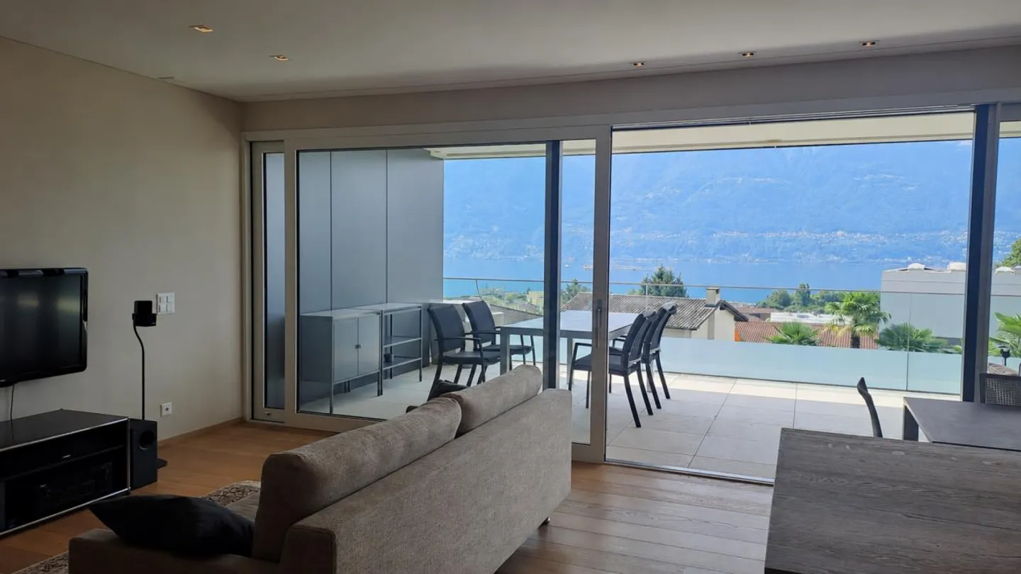 Generoso 3.5 rooms with lake view, 2 large terraces and outdoor pool - Photo 2 of 19