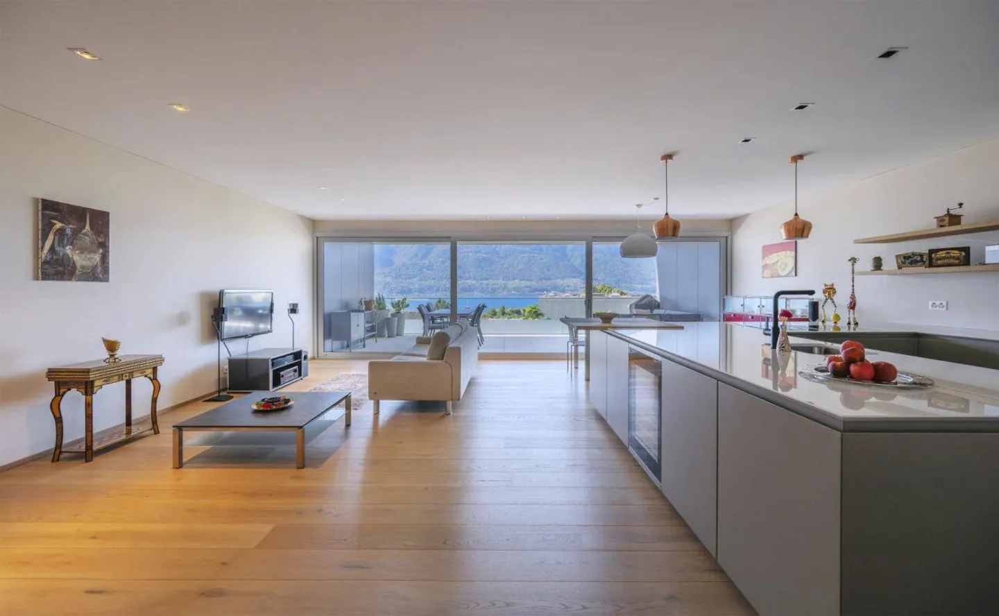 Generoso 3.5 rooms with lake view, 2 large terraces and outdoor pool - Photo 7 of 19