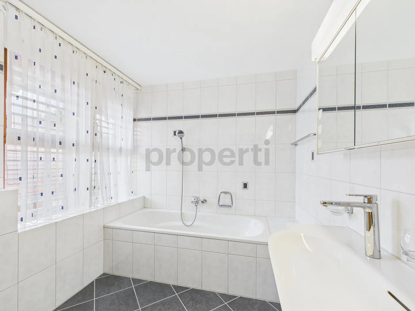 Gioiello architettonico con ampio spazio abitativo e caratteristiche uniche - Foto 12 di 14
