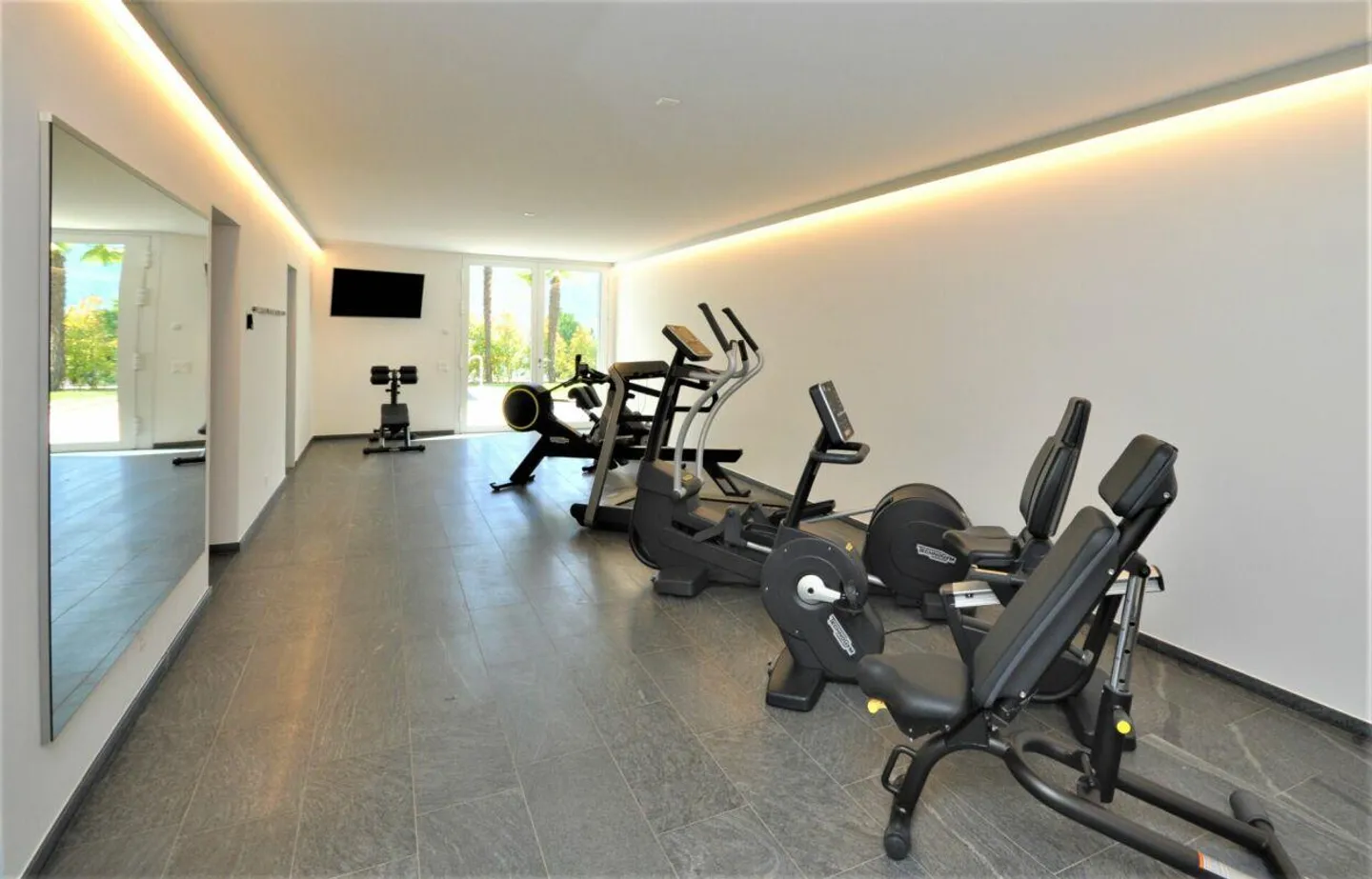Generoso 3.5 rooms with lake view, 2 large terraces and outdoor pool - Photo 17 of 19