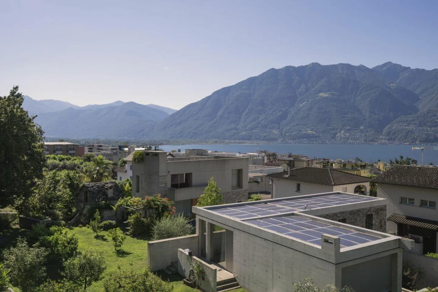 Generoso 3.5 rooms with lake view, 2 large terraces and outdoor pool - Photo 18 of 19