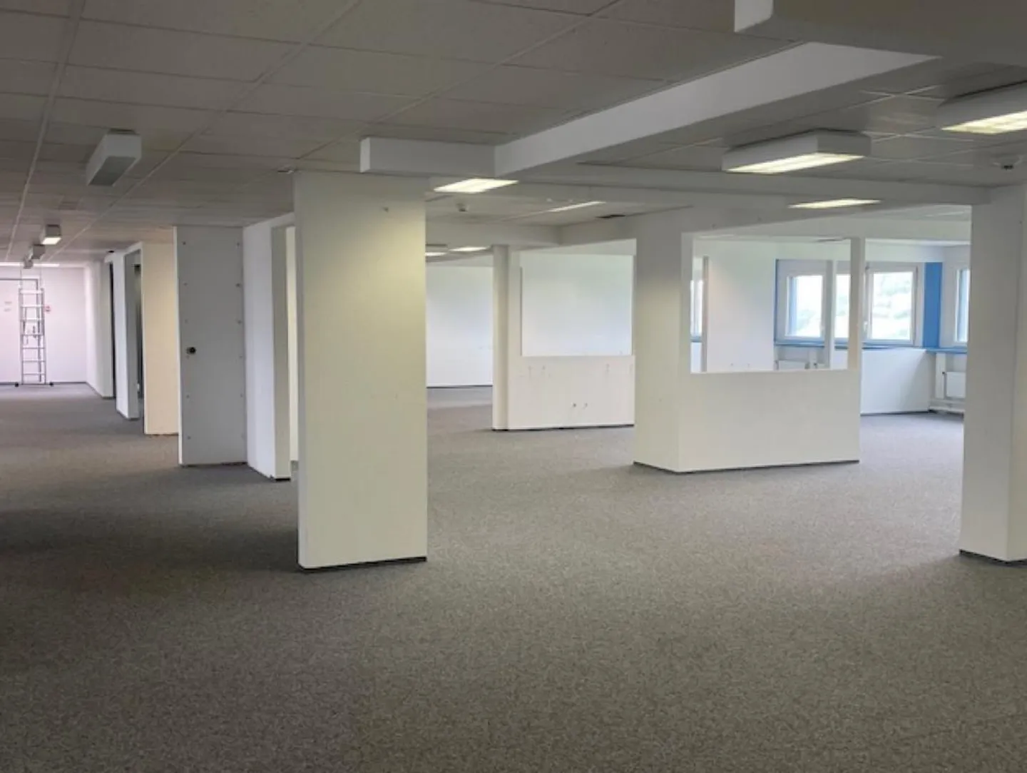 Geräumige Bürofläche mit Alpensicht - Foto 7 von 11