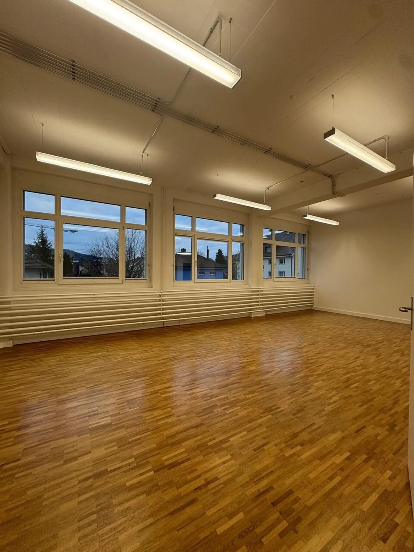 Geräumiges Büro mit Balkon - Foto 5 von 11